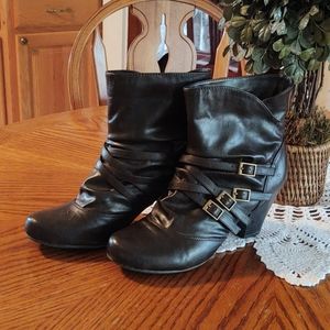 Apostrophe Buckle Detail Heeled Brown Boot 7.5